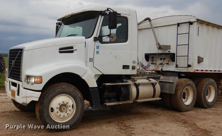 2011 Volvo VHD  semi truck - DJ7413