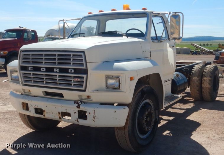1983 Ford F700  truck cab and chassis - HI9816