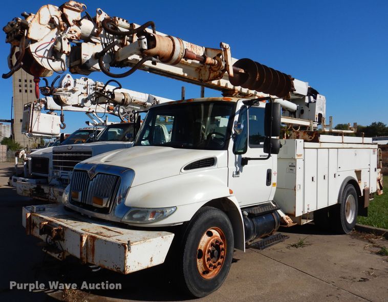2005 International 4300  digger derrick truck - KA9596