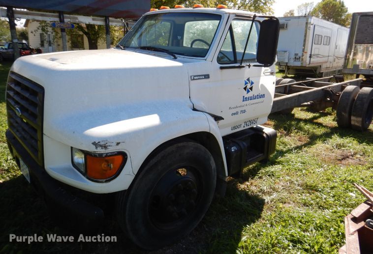 1995 Ford F800  truck cab and chassis - KY9709