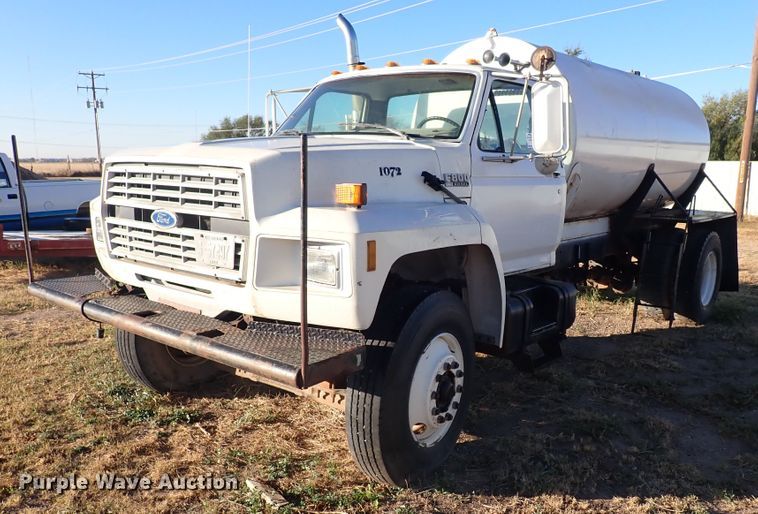 1994 Ford F800  water truck - DL6139