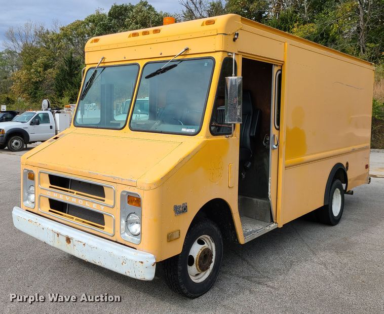 1989 Chevrolet P30  delivery truck - EZ9209
