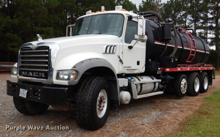 2013 Mack Granite GU713  vacuum truck - DJ7421