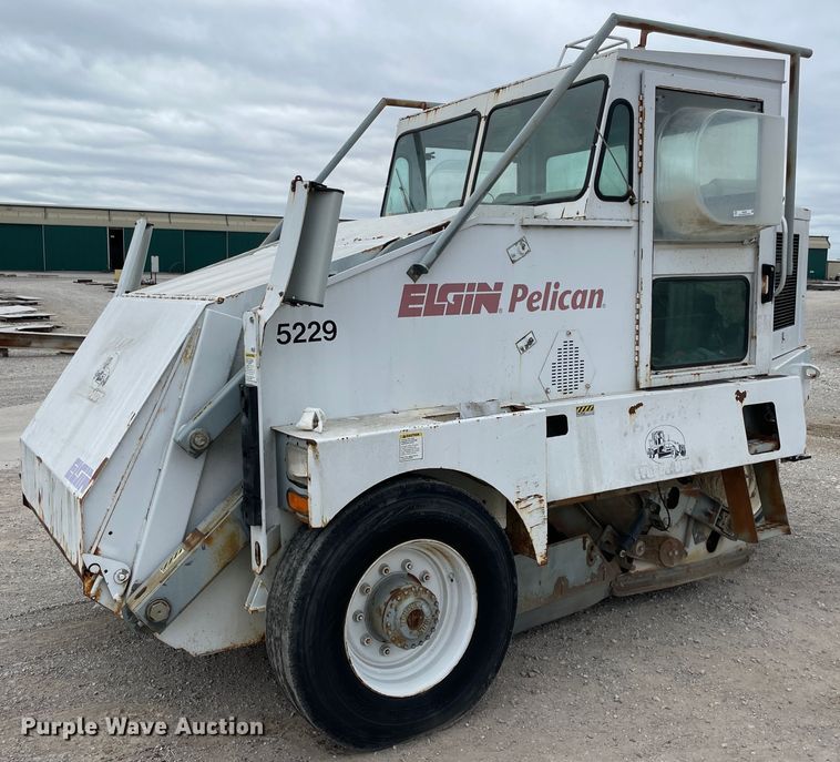 Elgin Pelican  street sweeper - IX9526