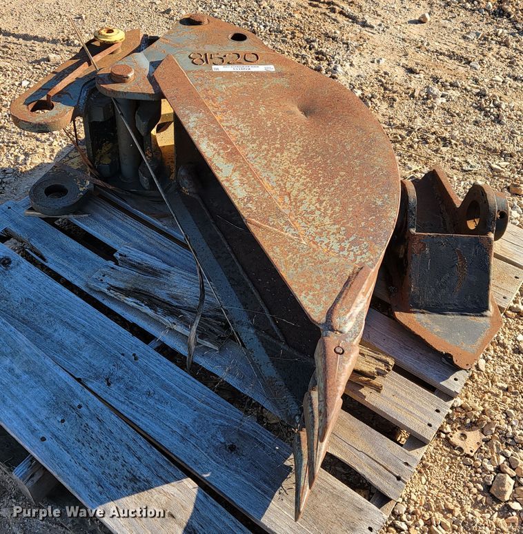 John Deere  12"W backhoe bucket - KQ9113
