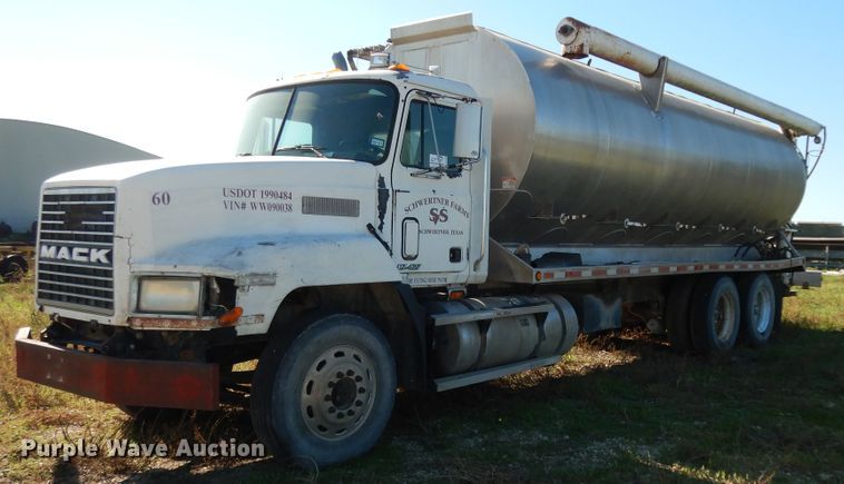 1998 Mack CH613  feed delivery truck - DJ7456