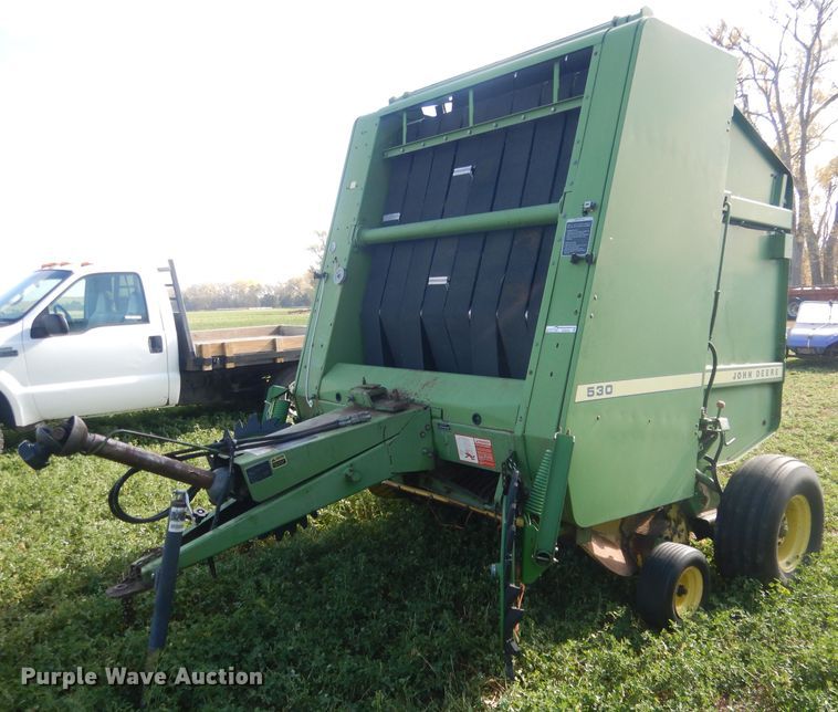 1985 John Deere 530  round baler - HU9320