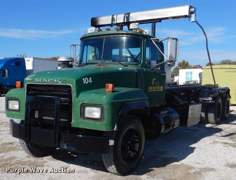 1999 Mack RD688S  roll-off container truck - DA5499