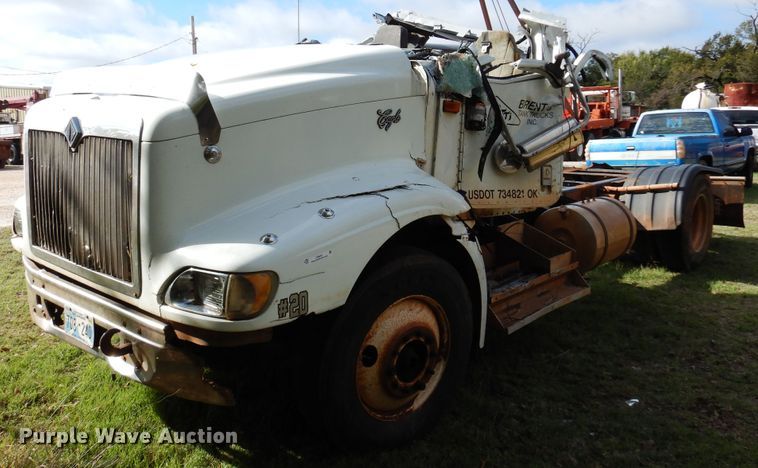 2001 International 9400i  truck cab and chassis - JT9451