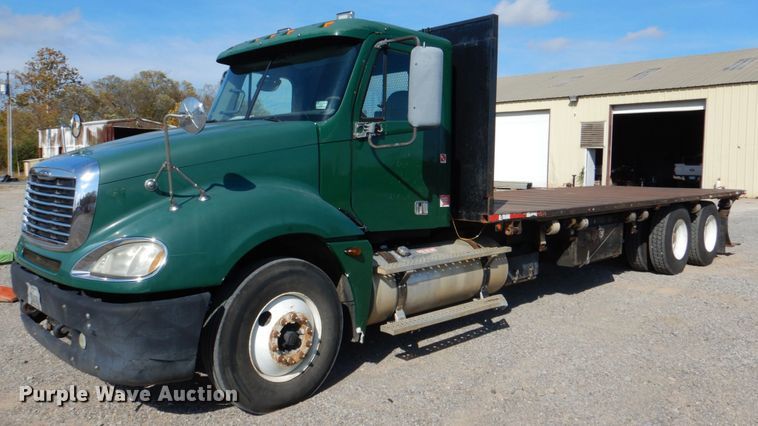 2005 Freightliner Columbia flatbed truck - KQ9619