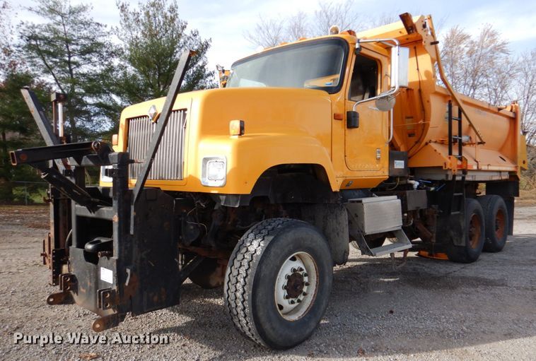 2003 International 5500i  dump truck - DK1410