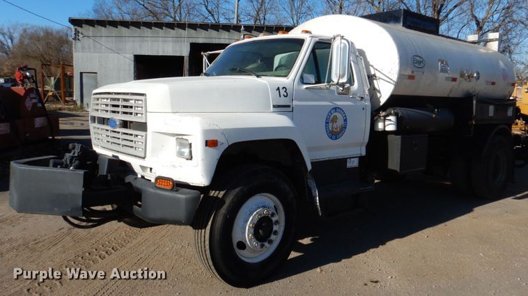 1994 Ford F700  oil distributor truck - DK1469