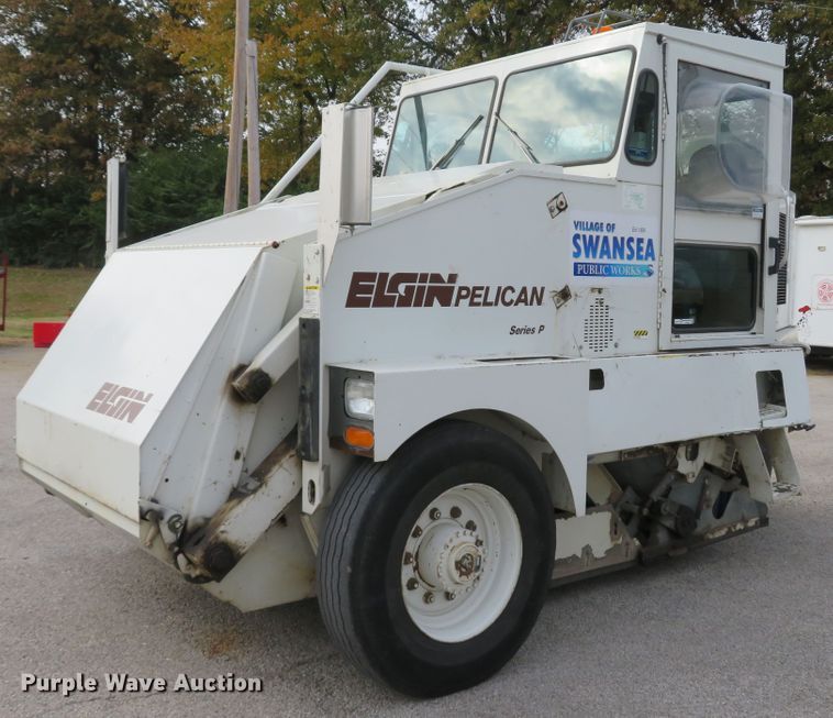 1999 Elgin Pelican Series P  street sweeper - FP9443