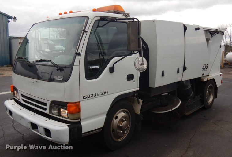 2004 Isuzu NQR  street sweeper truck - KK9703