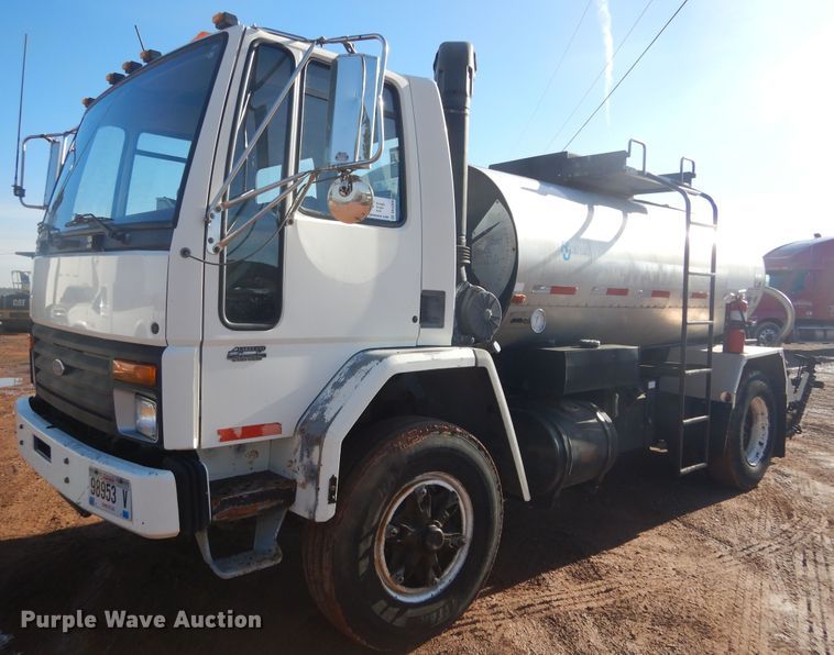 1995 Ford CF8000  oil distributor truck - DK3260