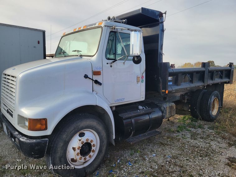 2002 International 8100  dump truck - IV9590