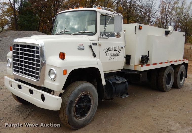 1980 Ford 8000  tank truck - JI9347