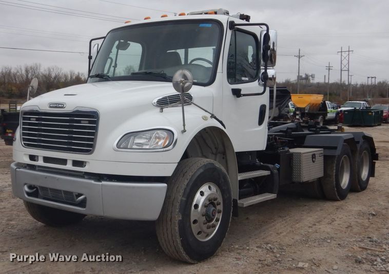 2014 Freightliner Business Class M2  hook lift truck - KO9781