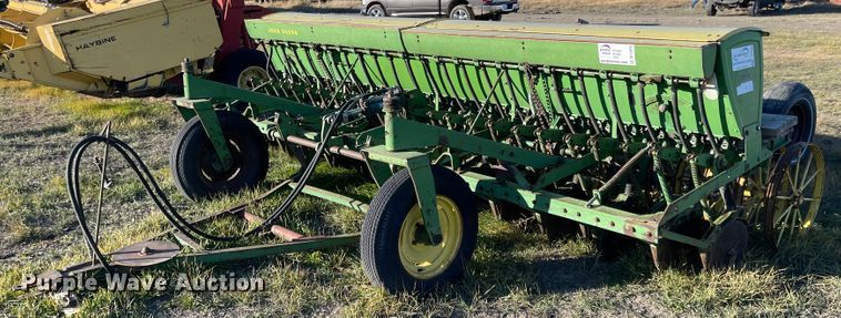 John Deere  grain drill - DL5825
