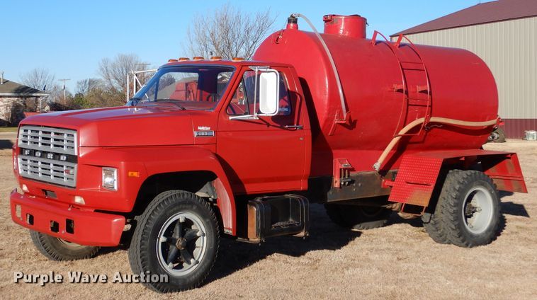 1983 Ford F600  water truck - IV9870