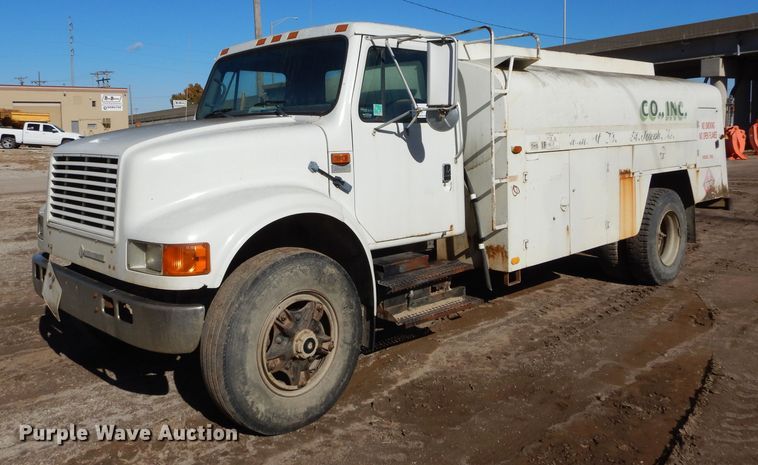 1993 International 4700  fuel truck - DM0734