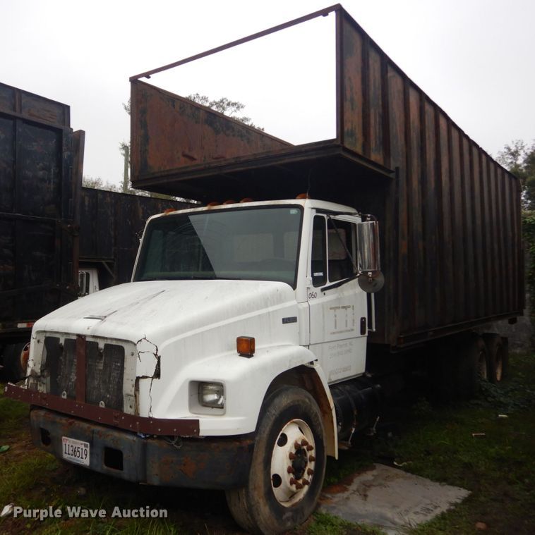 2000 Freightliner FL70  dump truck - IV9710