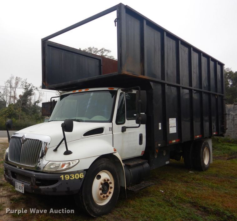 2009 International 4300  dump truck - IV9711