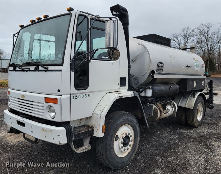2000 Sterling SC7000  oil distributor truck - JE9147