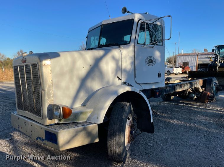 1991 Peterbilt 378  truck cab and chassis - IX9628