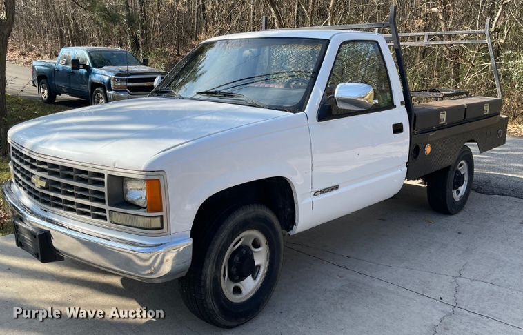 1990 Chevrolet C2500  flatbed pickup truck - IJ9555
