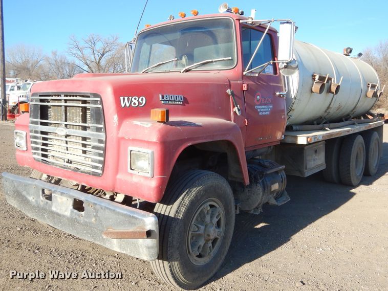 1989 Ford L8000  tank truck - DK3421