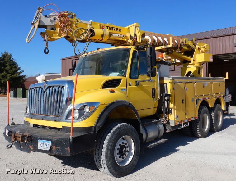 2011 International 7500  digger derrick truck - KH9108