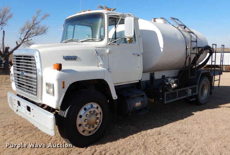 1989 Ford LN8000  water truck - DJ7565