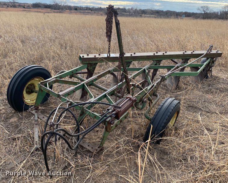 John Deere  five bottom plow - DL1322