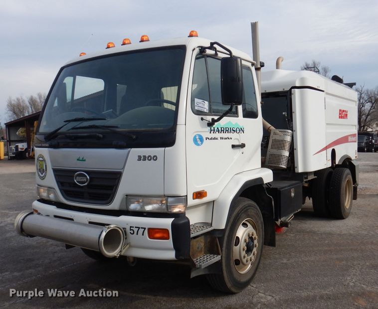 2009 Nissan UD3000  street sweeper truck - DJ3778
