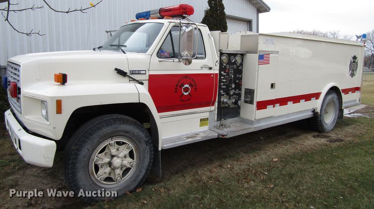 1985 Ford F700  pumper fire truck - EV9376
