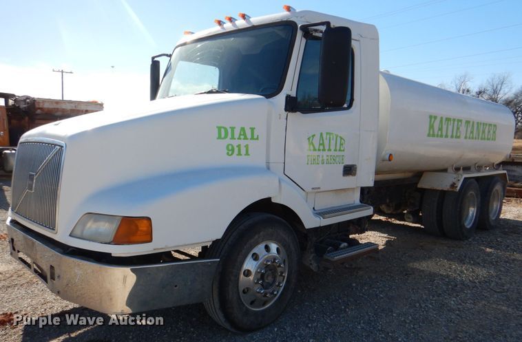 2000 Volvo VN  water truck - JD9527