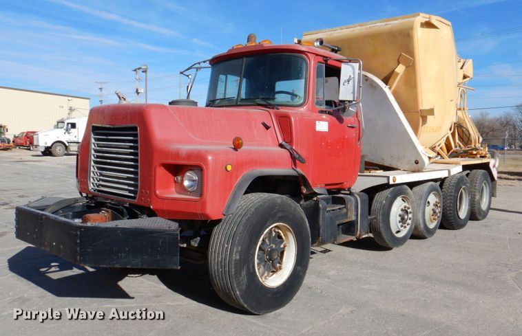 2000 Mack DM690S  ready mix truck - DN2560