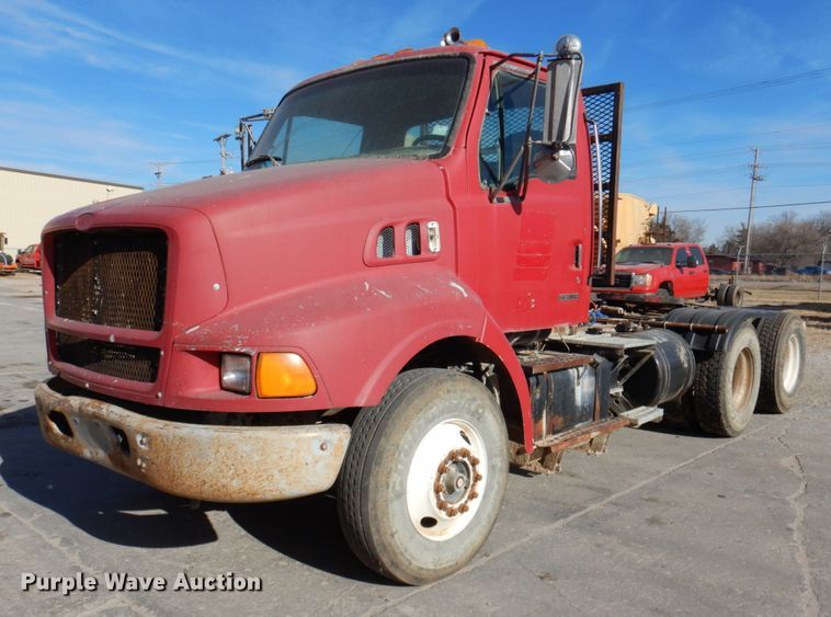 1999 Sterling L9500  semi truck - DN2561