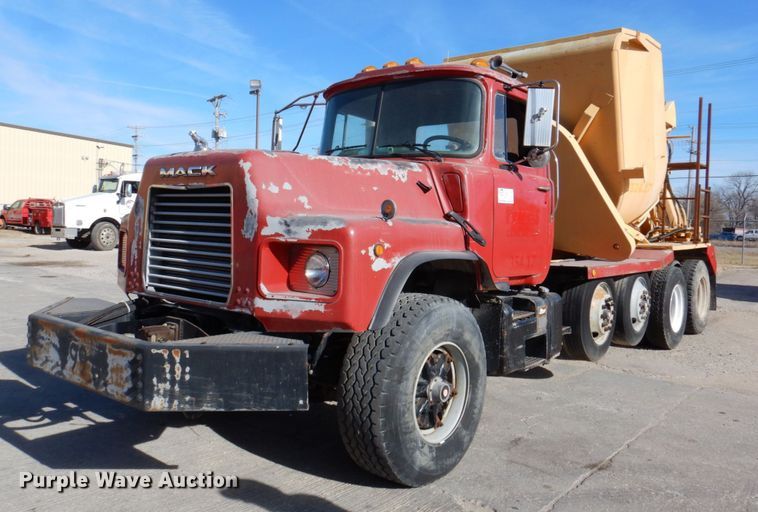 2000 Mack DM690S  ready mix truck - DN2563