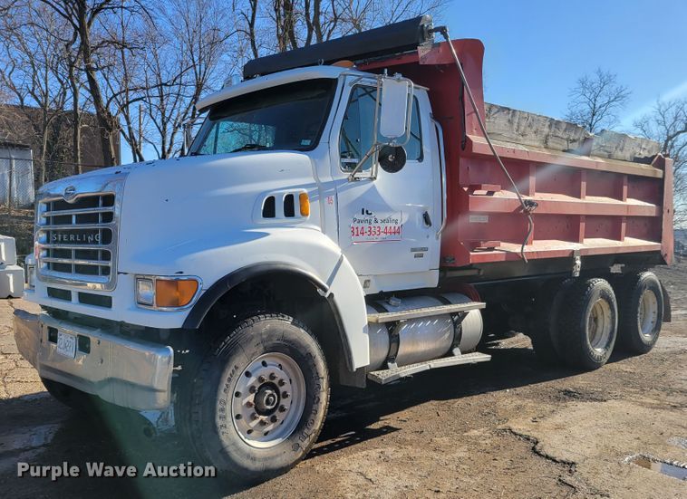 2005 Sterling LT8500  dump truck - IV9742