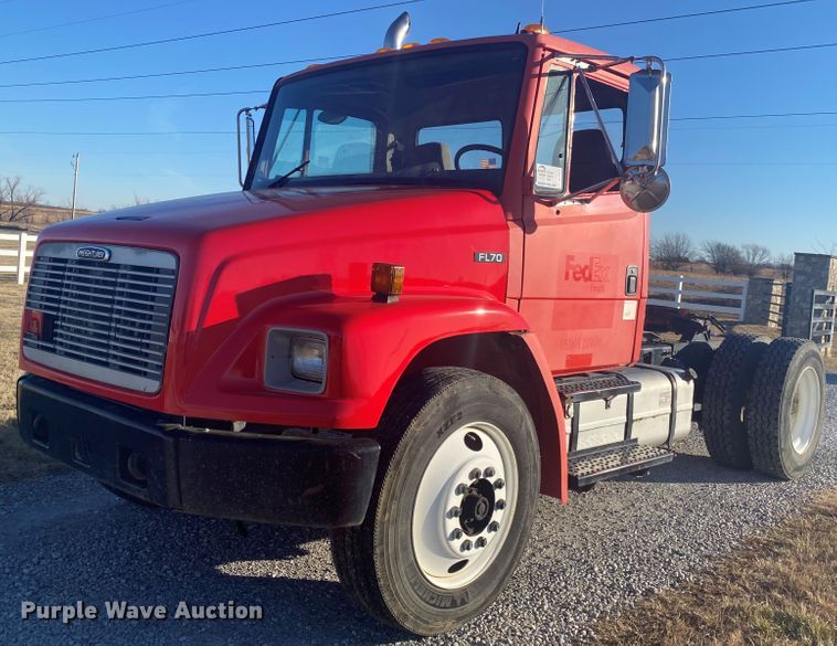 2001 Freightliner FL70  semi truck - DL6858