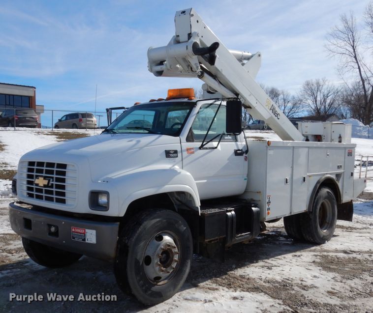 2001 Chevrolet C7500  bucket truck - JK9843