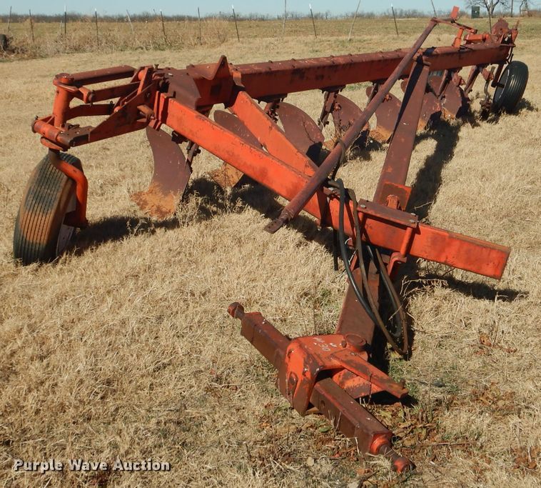 Case  seven bottom plow - DJ8924