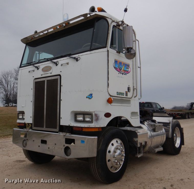 1982 Peterbilt 362  semi truck - DH8160