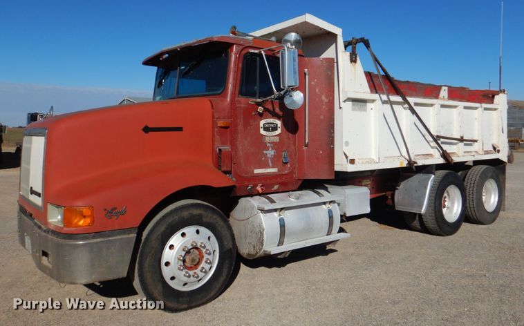 1993 International 9200  dump truck - KQ9592
