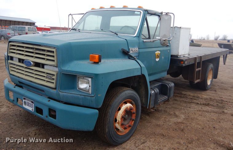 1991 Ford F600  flatbed truck - KS9313