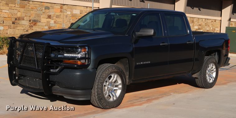 2017 Chevrolet Silverado 1500  Crew Cab pickup truck - DK3517