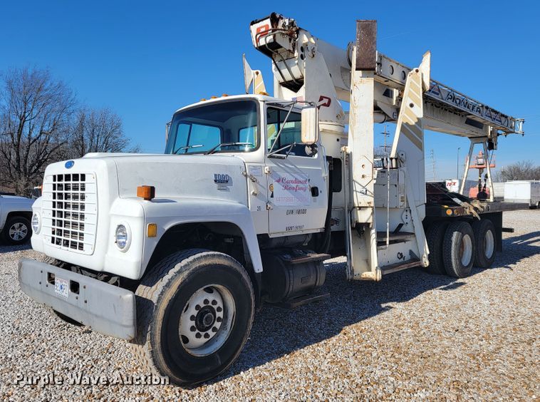 1995 Ford L8000  crane truck - JP9055