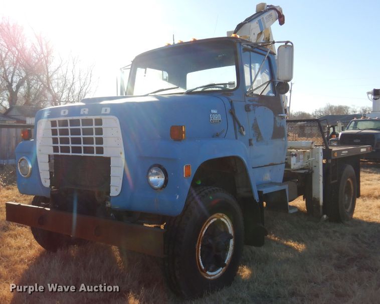 1981 Ford L8000  crane truck - JJ9693